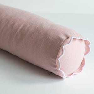 Funda de almohada de lino rosa ruborizado con bordes festoneados blancos y cremallera oculta. Disponible en varios tamaños.
