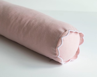 Funda de almohada de lino rosa ruborizado con bordes festoneados blancos y cremallera oculta. Disponible en varios tamaños.