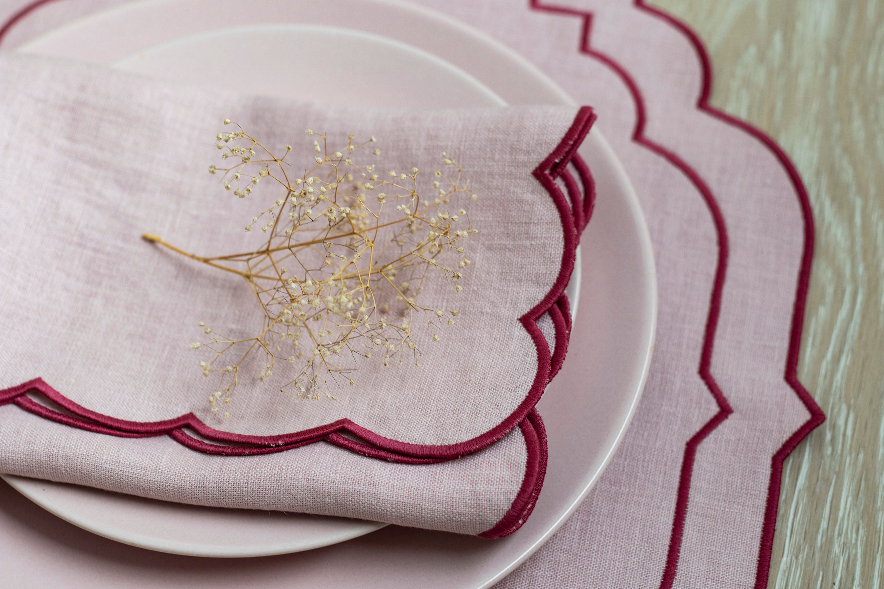 Servilletas festoneadas de tela de lino rosa ruborizado con ribete rosa para decoración de mesa, tamaño 18'' x 18'', juego de 2