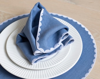 Hemelsblauwe linnen placemat met witte rand, ronde tafelmat
