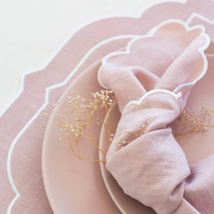 Tapis de table festonnés en lin rose fard à joues avec double bordure blanche pour décor de table taille 15x18'' image 5