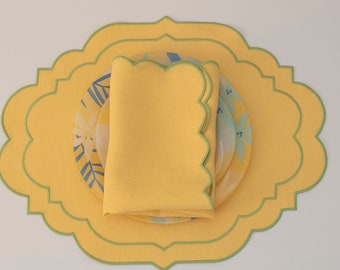 Pastelgele linnen placemat met groene geschulpte rand, lentetafeldecor