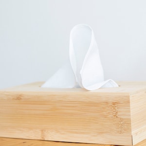 Puede incluir: Juego de tres tazas de cerámica con acabado mate moteado. Las tazas son de color crema, gris claro y gris oscuro. Cada taza tiene un diseño simple y minimalista.