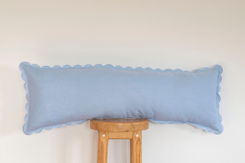 Longue taie d'oreiller lombaire en lin bleu clair avec bords festonnés 12 x 28 pouces ou 12 x 36 pouces image 1