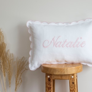 Sneeuwwitte kussensloop met geschulpte rand in lichtroze of blauw | Gepersonaliseerde geborduurde naam | 12 x 18 inch