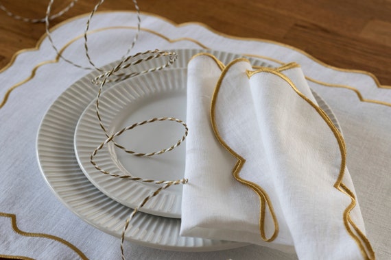 White Linen Cloth Scallop Napkins With Gold Trim for Table Decor