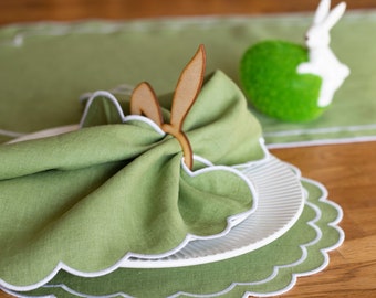 Jogos americanos de linho verde-primavera com bordas brancas recortadas, decoração estilo casa de campo.