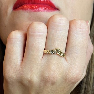 14K Gold Chevron Ring, Gold V Ring, V Shaped Ring, Geometric Ring, Curved Ring, Stackable Ring, Dainty Minimalist Ring, Textured Gold Ring