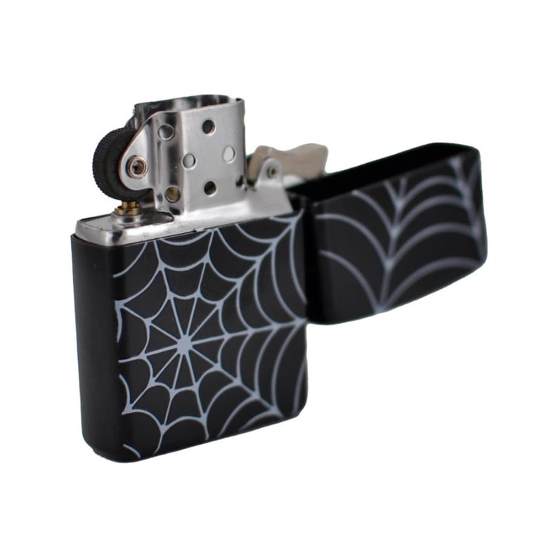 Spider Web Print Metal Oil Lighter – Gothic Web Design Refillable Flip Top Pocket Lighter Bild 3