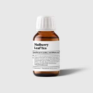 Könnte beinhalten: Eine braune Glasflasche mit weißem Verschluss, beschriftet mit "Mulberry Leaf Tea" Duftöl zur Verwendung in Kerzen, Schilfdiffusoren, Seifen und mehr. Das Etikett enthält auch Anweisungen zur Verwendung und Lagerung.