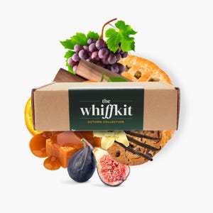 Könnte beinhalten: Eine braune Box mit dem Text "the whiffkit AUTUMN COLLECTION" darauf. Die Box ist von verschiedenen Herbstartikeln umgeben, darunter Trauben, ein Zimtstange, ein Kuchen, ein Keks, Karamell und Feigen.