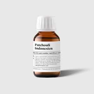 Op de afbeelding: Een bruine glazen fles met een witte dop, met het label "Patchouli Indonesien" en gevuld met geurolie voor gebruik in kaarsen, rietdiffusers en zeep. Het etiket bevat ook instructies voor opslag en gebruik, evenals veiligheidsinformatie.