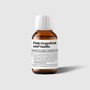 Può includere: Una bottiglia di vetro marrone con un tappo bianco, etichettata "Pink Grapefruit and Vanilla Fragrance Oil for use in candles, reed diffusers, soaps". L'etichetta include anche istruzioni per la conservazione e l'uso, nonché informazioni di sicurezza.