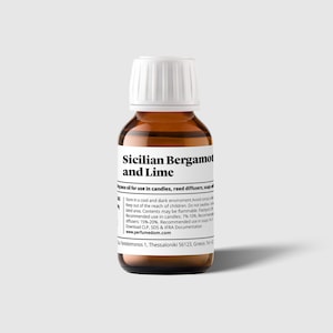 Può includere: Una bottiglia di vetro marrone con un tappo bianco, etichettata "Sicilian Bergamot and Lime" olio di fragranza per l'uso in candele, diffusori a bastoncini, saponi e altro. L'etichetta include anche istruzioni di conservazione e utilizzo.