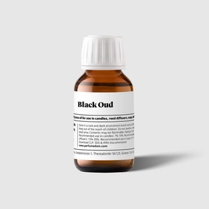 Może przedstawiać: Brązowa butelka ze szkła z białym korkiem z etykietą "Black Oud" olej zapachowy do użytku w świecach, dyfuzorach trzcinowych, mydłach i innych. Etykieta zawiera instrukcje dotyczące przechowywania i użytkowania, a także zalecane proporcje dla r&oacute;żnych zastosowań.