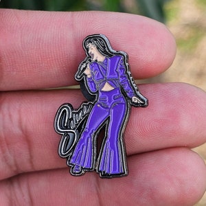 La Reina Enamel Pin