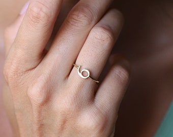 Zijwaartse initiële ring Aangepaste, sierlijke nummer gouden ring • Gepersonaliseerde sterling zilveren kleine letterring • Ringen voor vrouwen