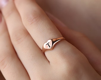 Personalisierter niedlicher goldener Initial-Herz-Ring • Silber-personalisierter gravierter kleiner Buchstabe-Ring • Stapelbarer Roségold-Schmuck • Geschenk für Sie