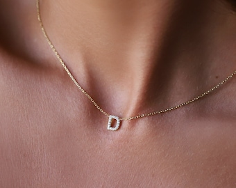 Collar de letras pavimentadas delicadas personalizadas con diamantes CZ, collar inicial lindo y diminuto hecho a mano • Joyería mínima personalizada