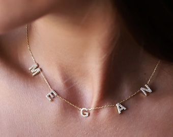 Aangepaste sierlijke pave initialen naam ketting goud, handgemaakte gepersonaliseerde brief sieraden, aangepaste verdeelde letters ketting met CZ diamanten