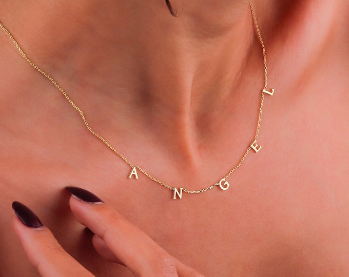 14K Gold gefüllte zierliche Anfangshalskette • Seitliche Anfangshalskette • Spacer-Buchstabenhalskette • Silbergeschenk für Mütter