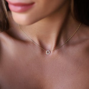 Kundenspezifische zierliche Pave-Buchstaben-Halskette mit CZ-Diamanten, handgemachte kleine niedliche Anfangshalskette Personalisierter minimaler Schmuck Bild 5