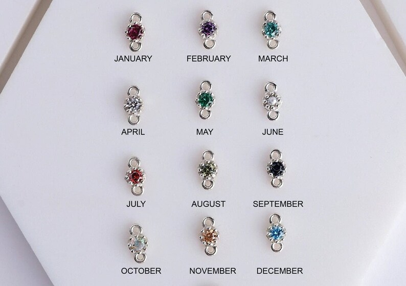 Puede incluir: Doce abalorios de plata con piedras preciosas de diferentes colores, cada uno representando un mes del a&ntilde;o. Enero es granate, febrero es amatista, marzo es aguamarina, abril es diamante, mayo es esmeralda, junio es perla, julio es rub&iacute;, agosto es peridoto, septiembre es zafiro, octubre es &oacute;palo, noviembre es topacio y diciembre es turquesa.
