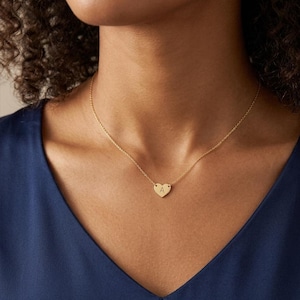 Gargantilla de oro con corazón, joyería con inicial personalizada / collar minimalista con letras de plata Gold