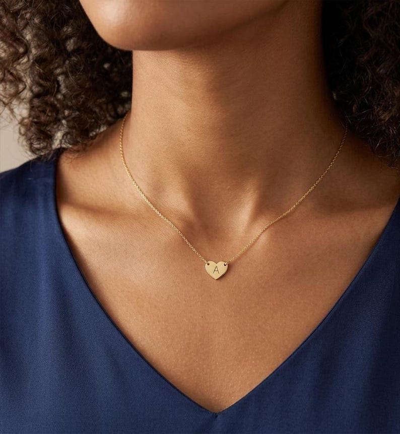 Gargantilla de oro con corazón, joyería con inicial personalizada / collar minimalista con letras de plata Gold