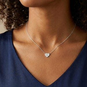 Gargantilla de oro con corazón, joyería con inicial personalizada / collar minimalista con letras de plata imagen 9