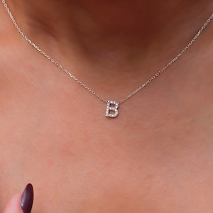 Kundenspezifische zierliche Pave-Buchstaben-Halskette mit CZ-Diamanten, handgemachte kleine niedliche Anfangshalskette Personalisierter minimaler Schmuck Bild 3