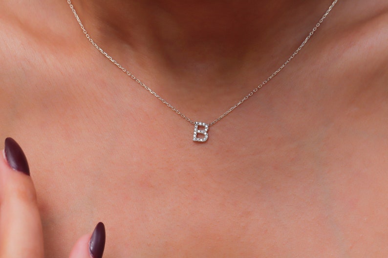 Kundenspezifische zierliche Pave-Buchstaben-Halskette mit CZ-Diamanten, handgemachte kleine niedliche Anfangshalskette Personalisierter minimaler Schmuck Bild 3