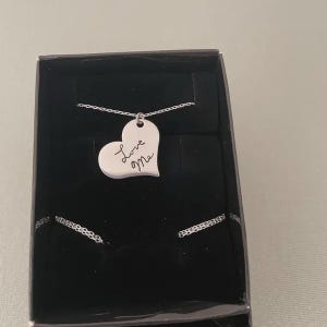 Collar con corazón grabado: Plata de ley, regalo personalizado con escritura a mano. imagen 4