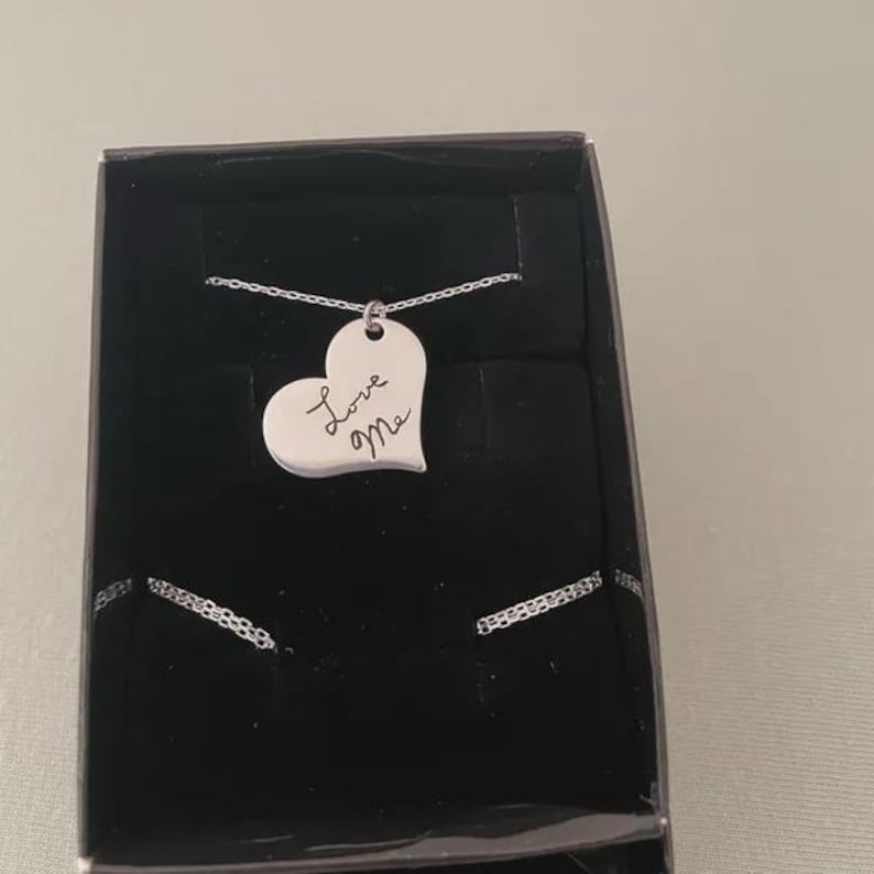 Collar con corazón grabado: Plata de ley, regalo personalizado con escritura a mano. imagen 4
