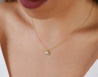 Petit collier spécial initiales avec symbole délicat de coeur, collier initial avec pendentif personnalisé • Collier ras de cou délicat avec lettres en argent sterling