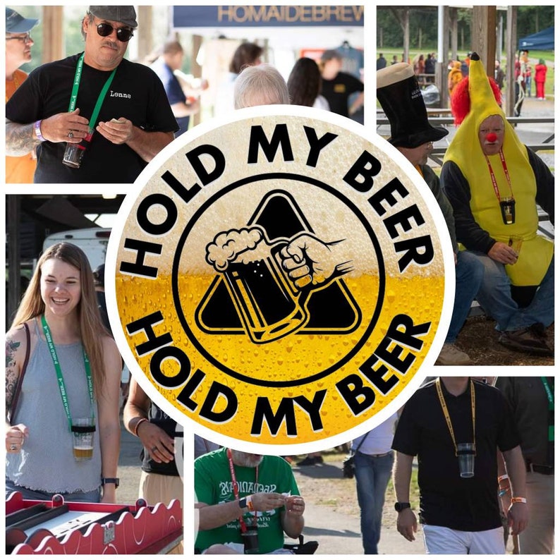 K&ouml;nnte beinhalten: Eine Gruppe von Menschen auf einem Bierfest, die verschiedene Kost&uuml;me tragen und Bier halten. Ein gro&szlig;er gelber Kreis mit dem Text "Hold My Beer" in schwarzen Buchstaben und ein schwarzes Dreieck mit einem Bierkrug darin.