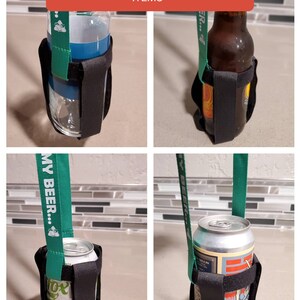 K&ouml;nnte beinhalten: Vier verschiedene Getr&auml;nkebeh&auml;lter werden mit einem schwarzen verstellbaren Riemen und einem gr&uuml;nen Riemen mit dem aufgedruckten Text "MY BEER..." gezeigt. Die Riemen sind so konzipiert, dass sie Dosen und Flaschen sicher halten.