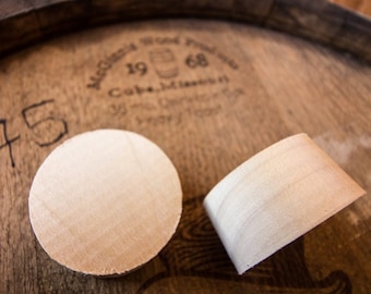 Tapones para barriles - 2 en madera de álamo estándar. NUEVOS. Conicidad de 5 grados por lado, auténticos tapones para barriles de whisky y bourbon de Kentucky.