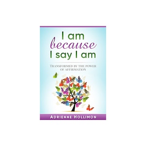 Könnte beinhalten: Buchcover mit blauem Hintergrund und einem Baum aus bunten Schmetterlingen. Der Titel lautet "Ich bin, weil ich es sage" und der Untertitel lautet "Transformiert durch die Kraft der Affirmation". Die Autorin ist Adrienne Hollimon.