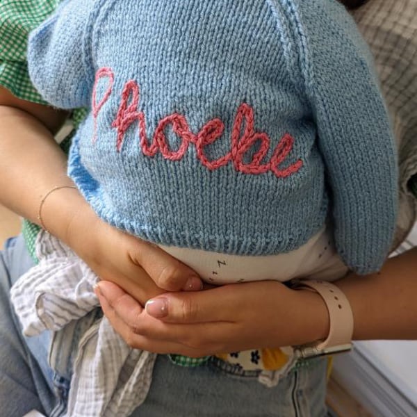 Cardigan personnalisé pour bébé tricoté à la main de 0 à 3 mois avec broderie de nom. Cadeau parfait avec options d'emballage cadeau disponibles