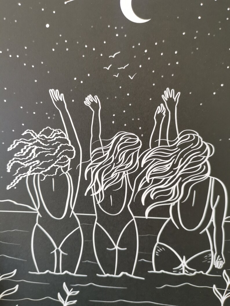 Op de afbeelding: Drie vrouwen met lang haar staan in het water en reiken met hun armen naar de nachtelijke hemel. De hemel is zwart met witte sterren en een halve maan. De vrouwen dragen badpakken.