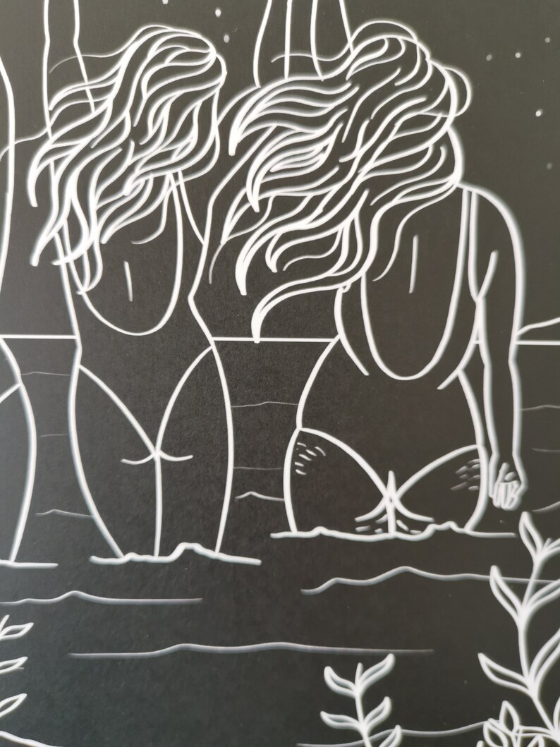 Op de afbeelding: Een zwart-witte lijntekening van twee vrouwen met lang haar die in het water staan. De vrouwen dragen badpakken en kijken weg van de kijker. De tekening is op een zwarte achtergrond.