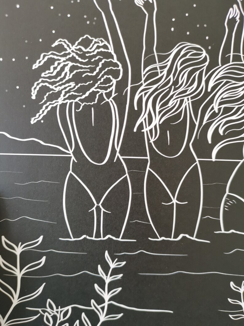 Op de afbeelding: Een zwart-witte lijntekening van drie mensen met hun armen in de lucht, staand in het water. De mensen dragen badpakken en hebben lang haar. De achtergrond is een donkere lucht met sterren.