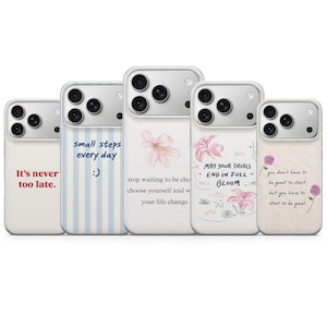 Puede incluir: Cinco fundas para teléfono con citas inspiradoras y diseños florales. Una funda tiene el texto "It's never too late." Otra tiene rayas azules y blancas y el texto "small steps every day :)". Otras fundas presentan arte floral y citas.