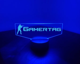 Anpassad FPS-klassikerinspirerad LED-lampa med enkel bas och gamertag - För streamers och gamers