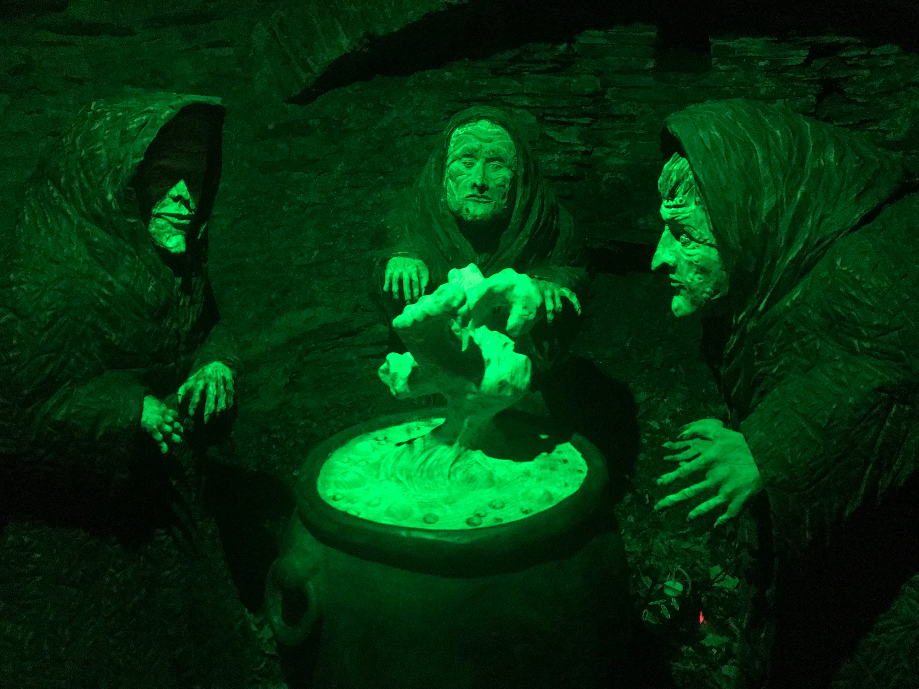 Witches Cauldron Decoration1917 2 Bill Value - cuspqz6