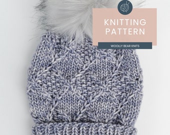 Può includere: Uno schema di lavoro a maglia per un berretto blu e bianco con un pon pon. Lo schema è intitolato "Woolly Bear Knits" ed è per un cappello lavorato a maglia.