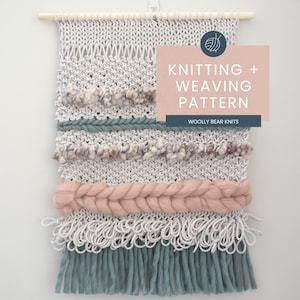 Puede incluir: Patrón de tejido y tejido de pared con fondo blanco, acentos rosa y turquesa, y una tarjeta de título que dice "Knitting + Weaving Pattern" y "Woolly Bear Knits".