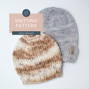 Puede incluir: Dos gorros tejidos, uno con un patrón de rayas marrones y blancas y el otro con un patrón gris moteado. Ambos gorros tienen una etiqueta de cuero con la palabra "Woolly" en ellos. La imagen incluye el texto "Knitting Pattern" y "Woolly Bear Knits".
