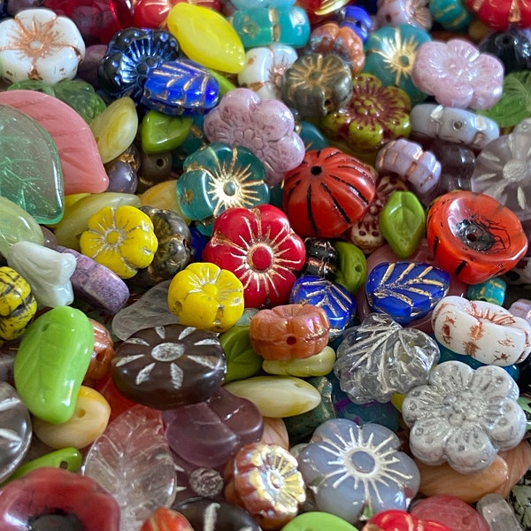 Mélange de perles de jardin surprise fleurs et feuilles | Soupe tchèque aux perles de verre | Sac mystère de 25 g | Fabrication de bijoux bricolage | Artisanat pour enfants | Conception de mosaïque